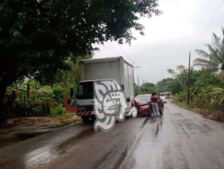 Auto se incrusta en camión cervecero en carretera Nanchital-Las Choapas