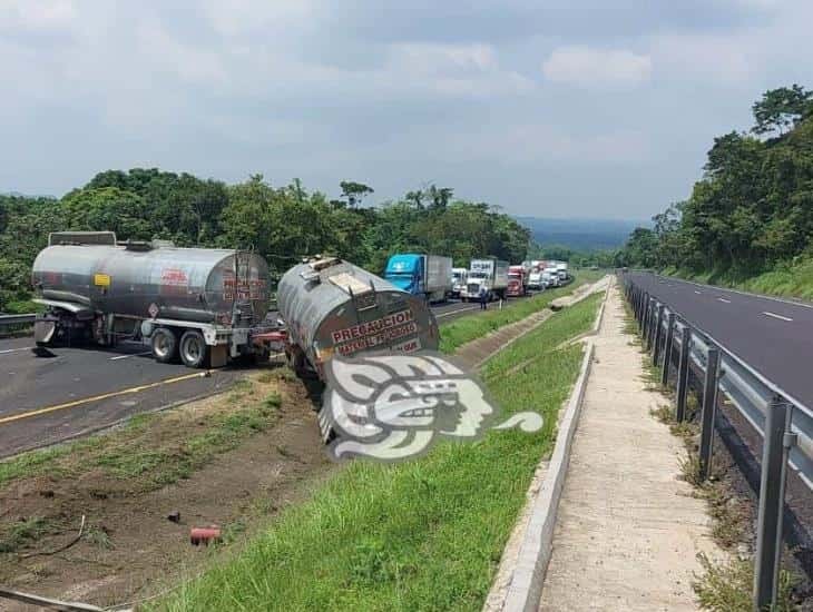 Por accidente de pipa, cerrada Costera del Golfo; perdió el control