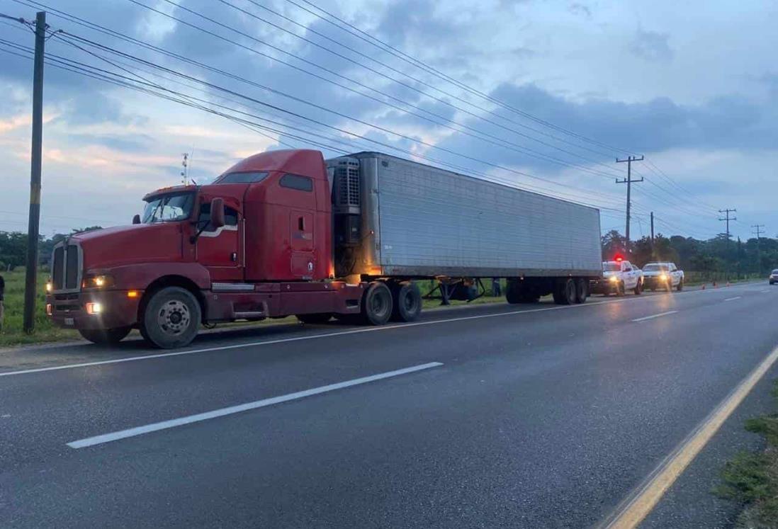 Rescatan a migrantes que viajan ocultos en tráiler cargado con plátanos en Tabasco