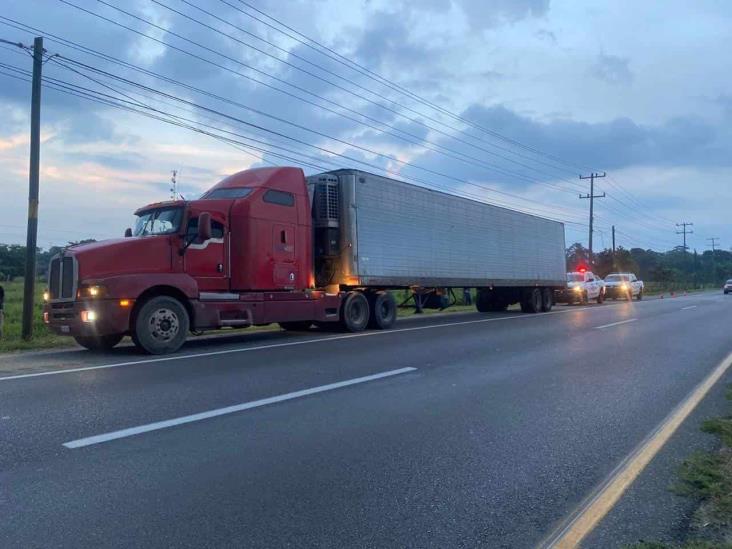 Rescatan a migrantes que viajan ocultos en tráiler cargado con plátanos en Tabasco