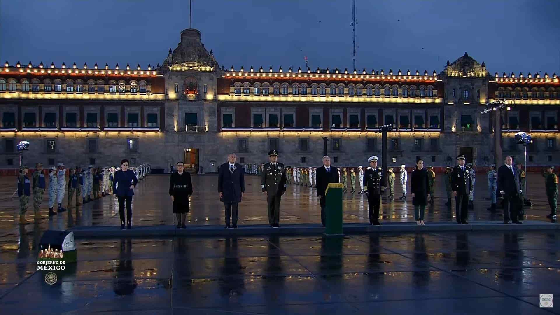 Encabeza AMLO izamiento de bandera por víctimas de sismos en 1985 y 2017 (+Video)