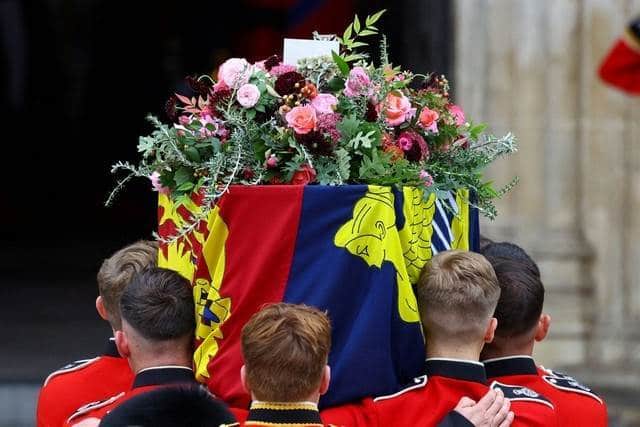 Guardan dos minutos de silencio en memoria de la reina Isabel  II (+Video)