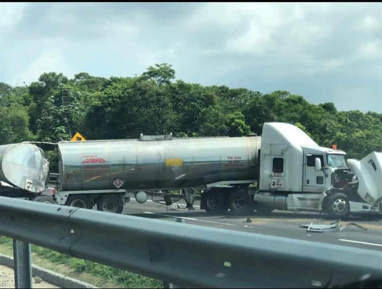 Por accidente de pipa, cerrada Costera del Golfo; perdió el control