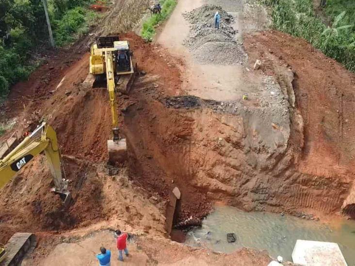 Grúa a punto de caer en el canal; se complica rehabilitación de la Costera del golfo