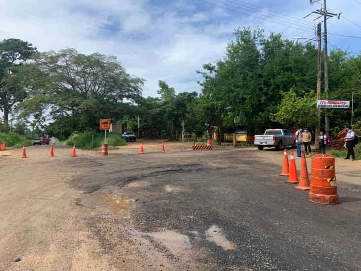 Grúa a punto de caer en el canal; se complica rehabilitación de la Costera del golfo