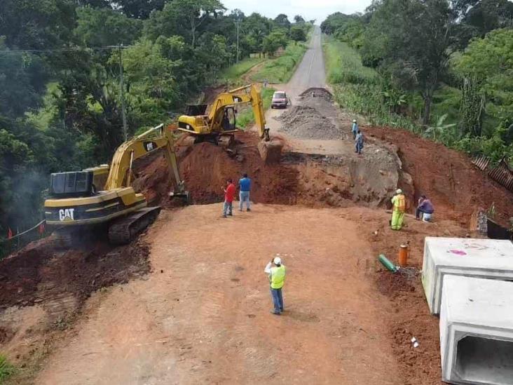 Grúa a punto de caer en el canal; se complica rehabilitación de la Costera del golfo