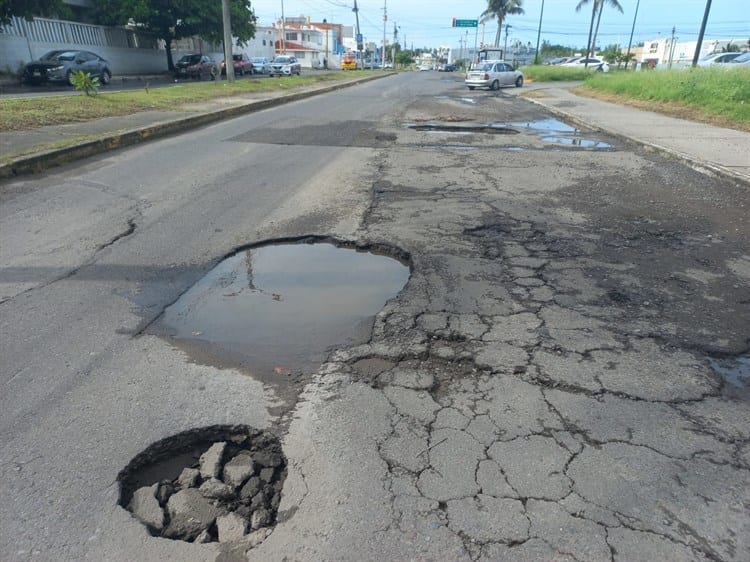 Denuncian calles en mal estado en fraccionamiento de Boca del Río