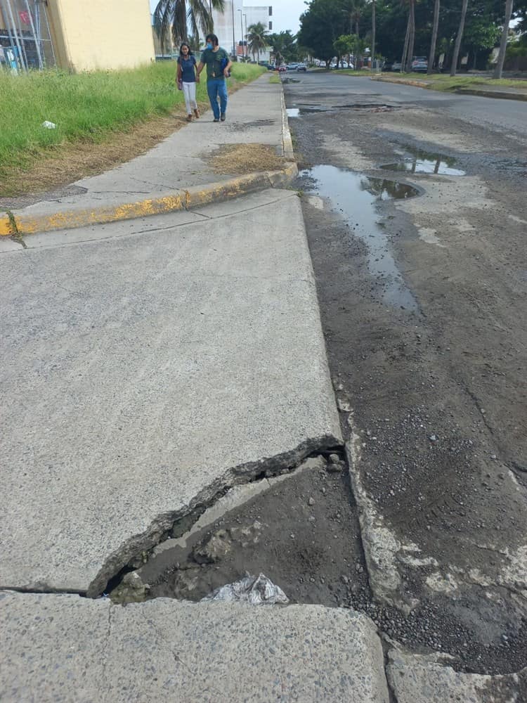 Denuncian calles en mal estado en fraccionamiento de Boca del Río