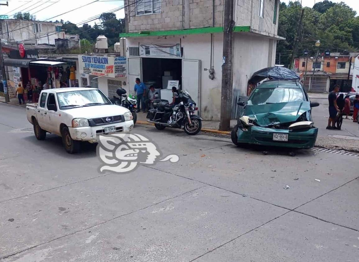 Conductora choca en Tlalnelhuayocan; al intentar fugarse, colisiona con camioneta