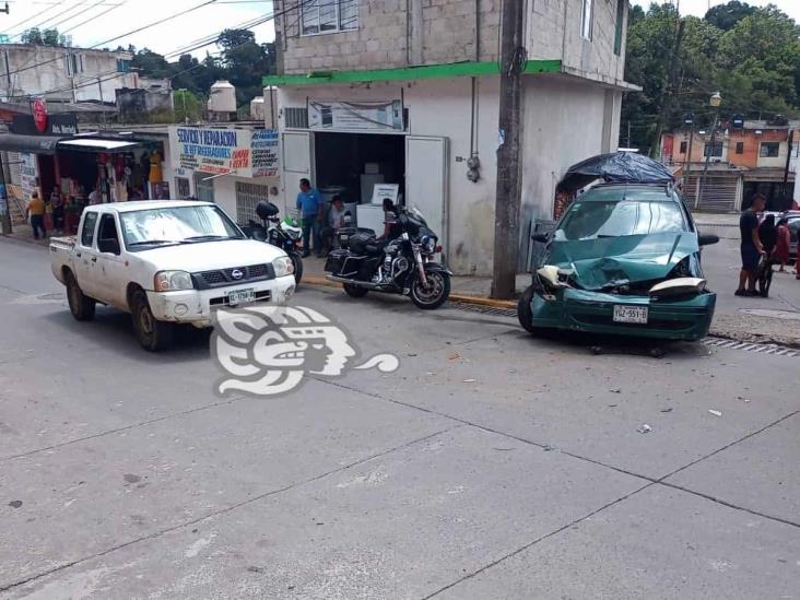 Conductora choca en Tlalnelhuayocan; al intentar fugarse, colisiona con camioneta