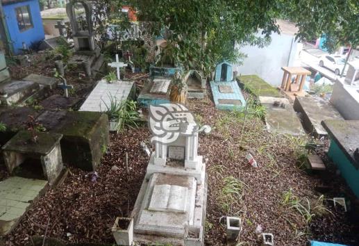 Tras reporte acuden a limpiar panteones en Nanchital