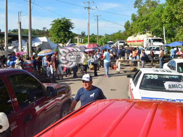 Mantienen bloqueo en carretera de Coatzintla; esto exigen a Pemex