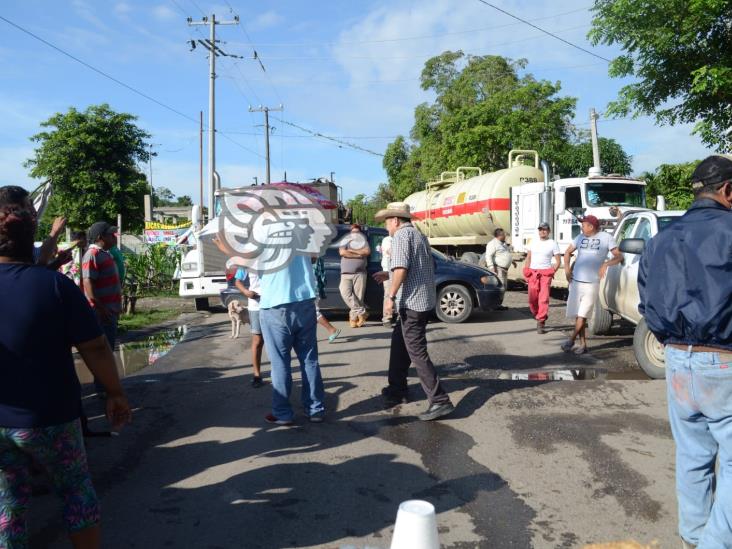 Mantienen bloqueo en carretera de Coatzintla; esto exigen a Pemex