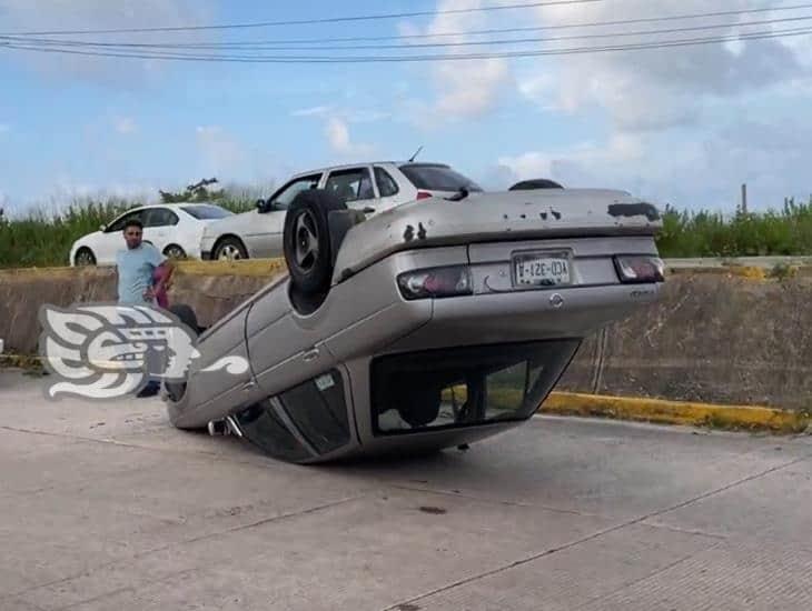 Choque y volcadura sobre avenida Abraham Zabludovsky en Coatzacoalcos