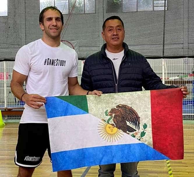 Entrenador Erick Hernández se actualiza en basquetbol