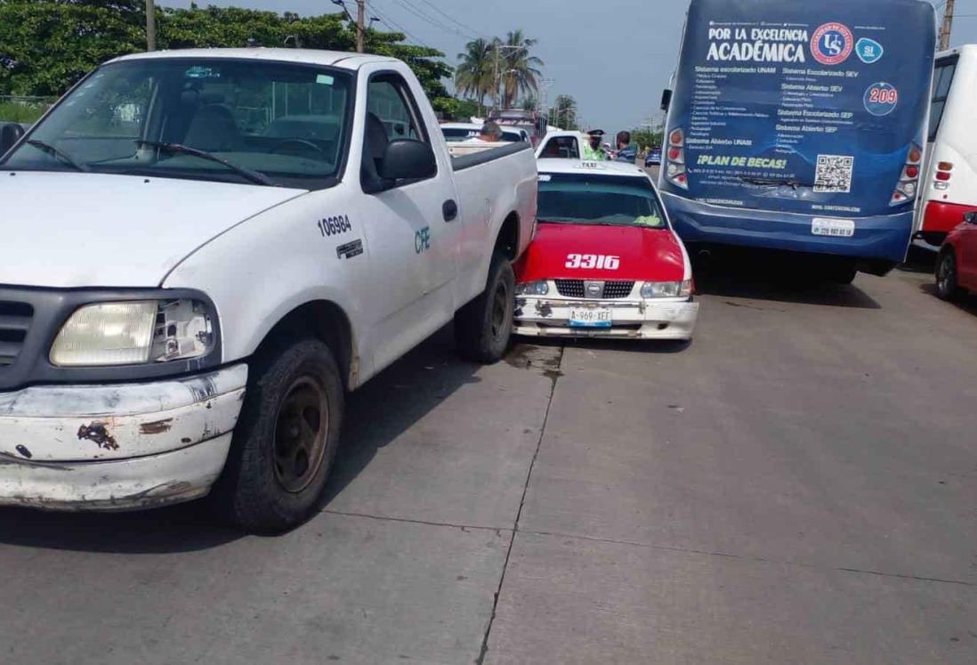 Aparatosa carambola frente a la central camionera en Coatzacoalcos