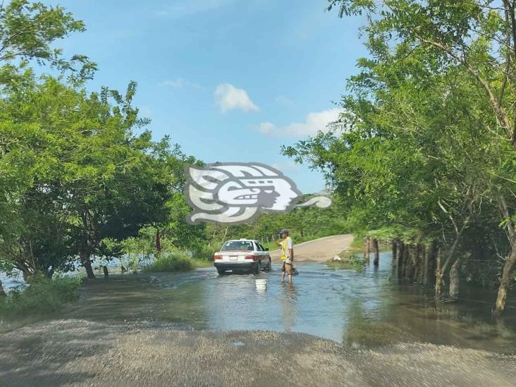 Por desbordamiento del río Chacalapa quedó inundado el camino Chinameca-Taller Viejo