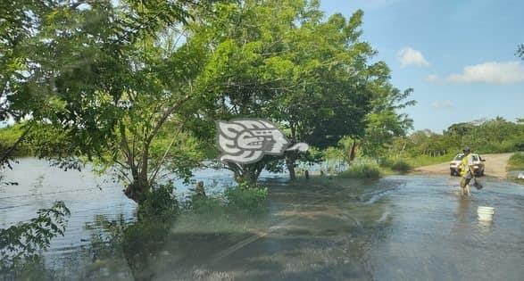 Por desbordamiento del río Chacalapa quedó inundado el camino Chinameca-Taller Viejo