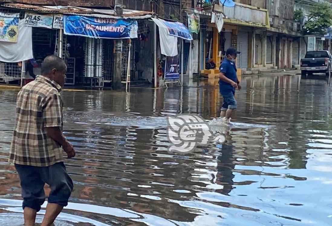 Comerciantes abandonan locales por temor a inundación (+Video)