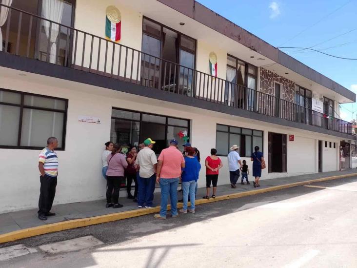 Por falta de agua, vecinos de Cuatlapan acuden a Palacio Municipal de Ixtac (+Video)