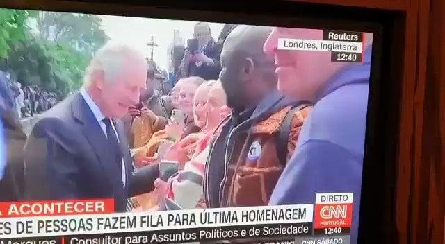 Rey Carlos III rechaza darle la mano a trabajador afroamericano (+Vídeo)