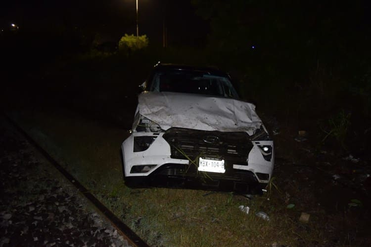 Auto sale de la carretera y cae en zanja en la colonia El Vergel en Veracruz