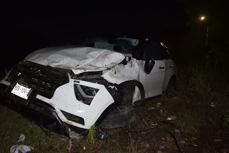 Auto sale de la carretera y cae en zanja en la colonia El Vergel en Veracruz