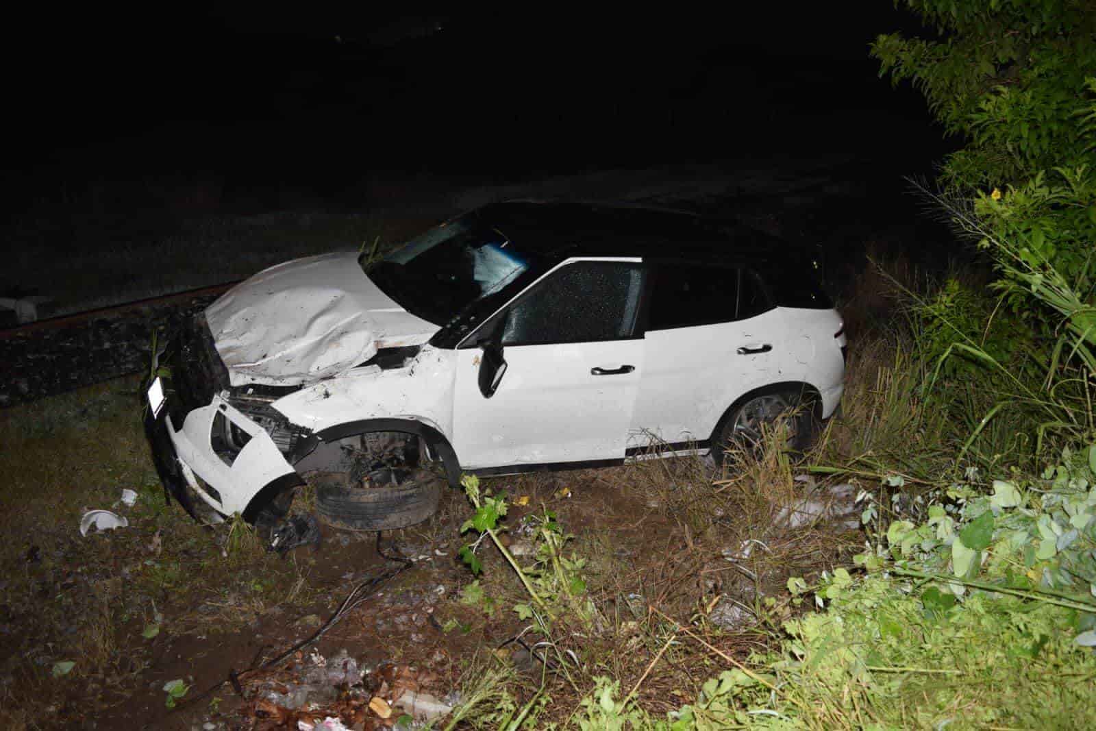 Auto sale de la carretera y cae en zanja en la colonia El Vergel en Veracruz