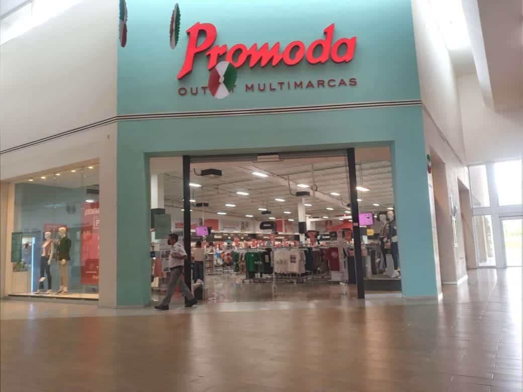 A punta de pistola asaltan tienda de ropa en plaza de Acayucan (+Video)