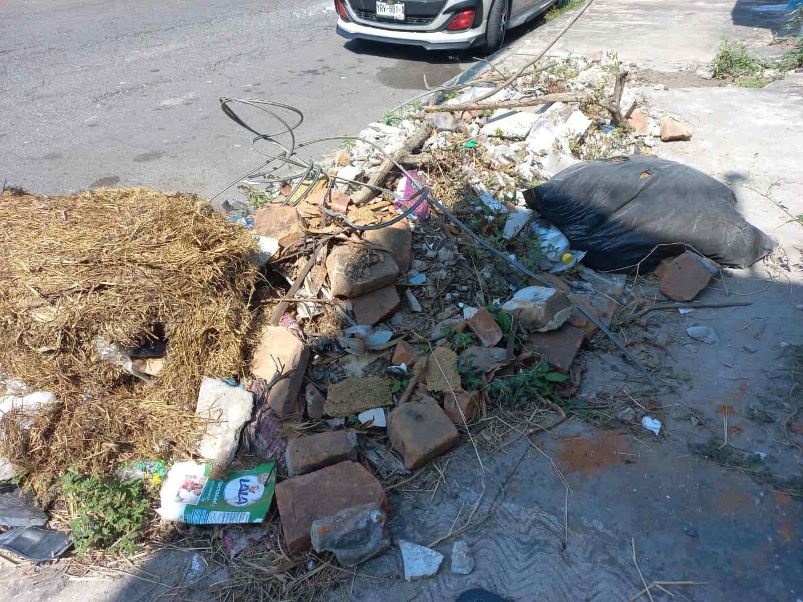 Baches, escombro y basura afecta la movilidad de personas en calles de Veracruz