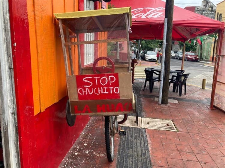 Edwin adaptó un cochecito a su bicicleta para llevar a su hijo a la escuela