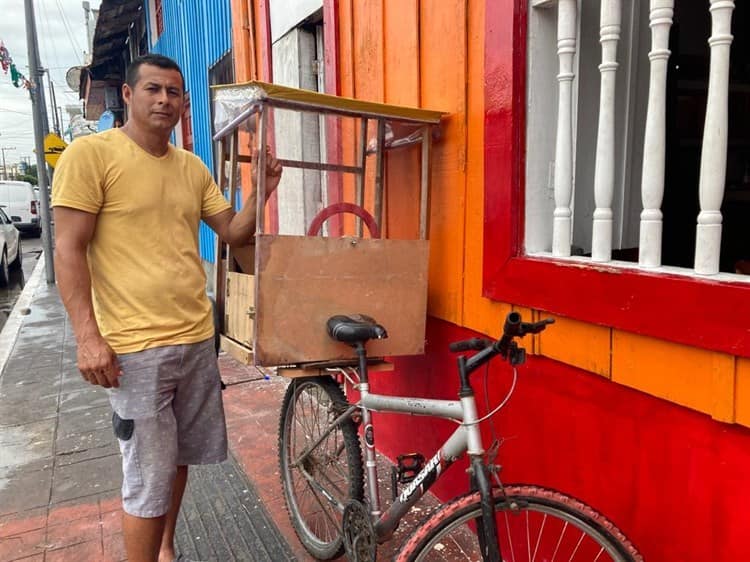 Edwin adaptó un cochecito a su bicicleta para llevar a su hijo a la escuela