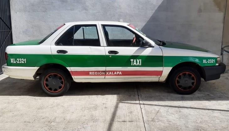 ¡Con una grúa! Así se robaron un taxi en Xalapa