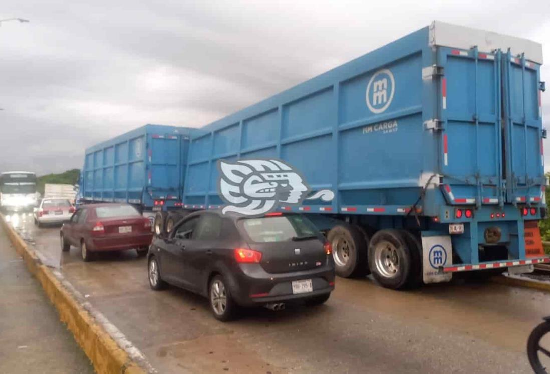 Se desprende caja de un trailer en el puente Coatzacoalcos Uno