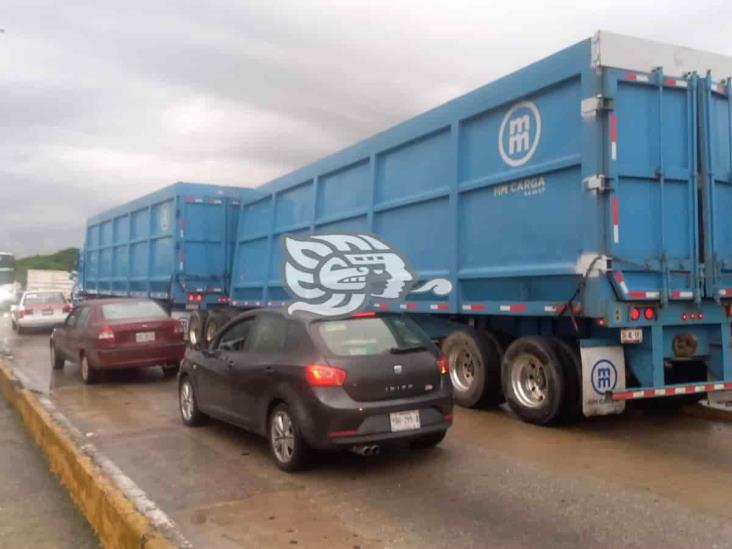 Se desprende caja de un trailer en el puente Coatzacoalcos Uno