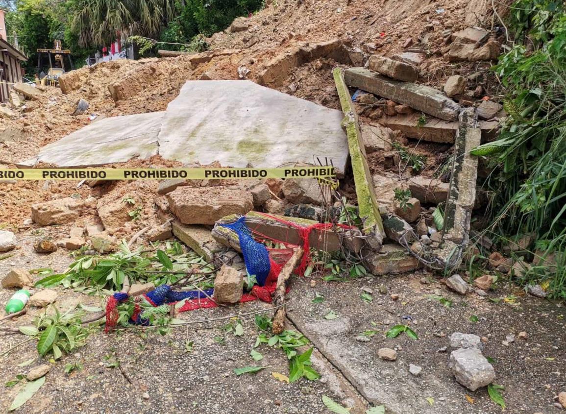 Se desgaja cerro y desploma barda perimetral en Nanchital