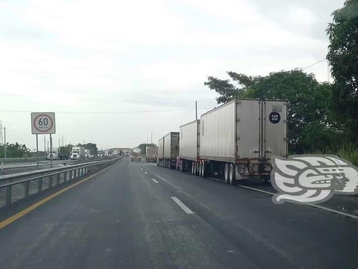 Peligrosa ‘frontera’ de Veracruz y Tabasco, por tráileres estacionados