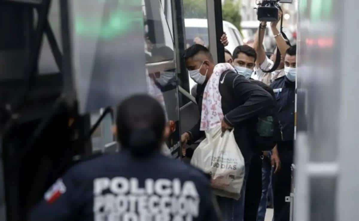 Pese a contar con permisos, retuvieron en Puebla a más de 60 migrantes