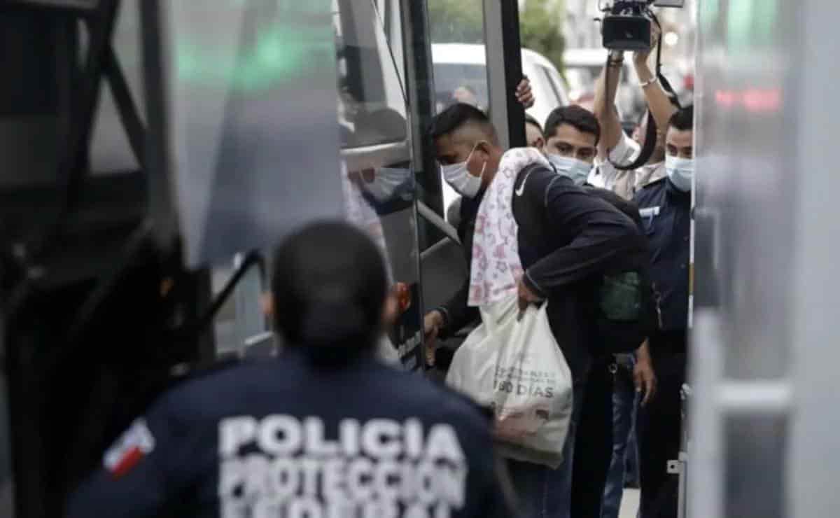 Pese a contar con permisos, retuvieron en Puebla a más de 60 migrantes