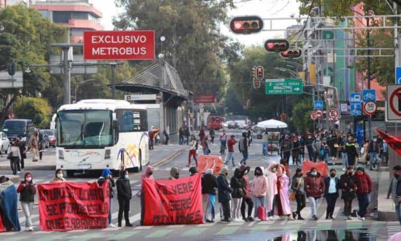 Normalistas mantienen bloqueo más de 24 horas en el Paseo de la Reforma