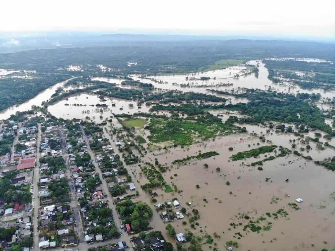 Jesus Carranza bajo el agua por desborde del Jaltepec