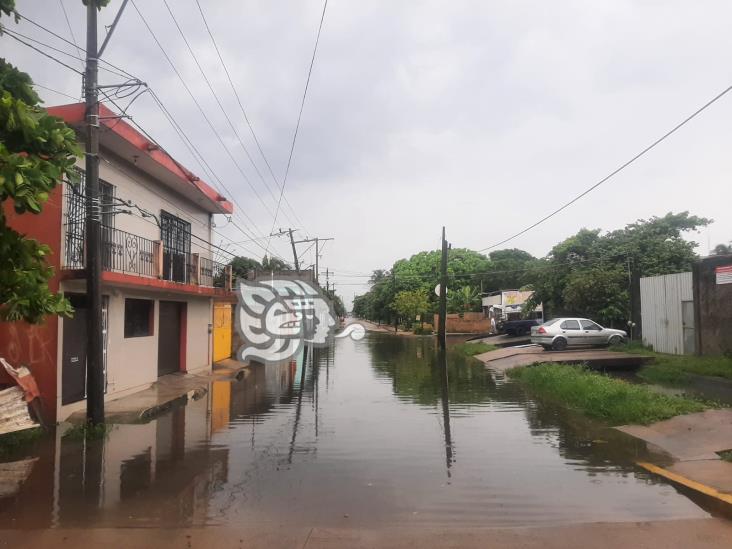 Incesante lluvia deja lagunas en la avenida General Anaya