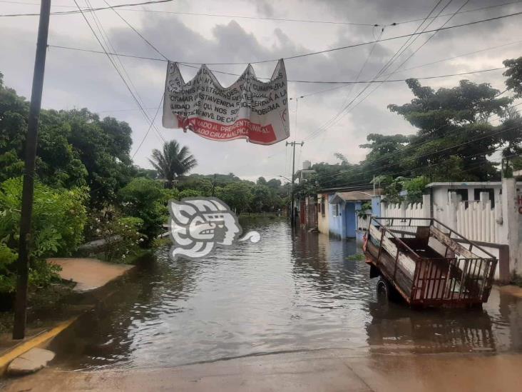 Incesante lluvia deja lagunas en la avenida General Anaya