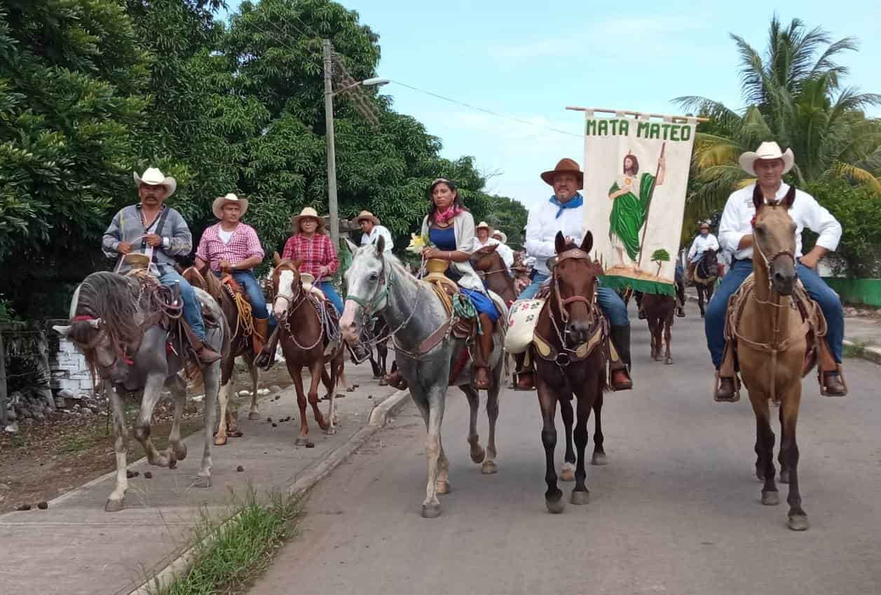 Realizan cabalgata en honor a San Mata Mateo en Paso de Ovejas