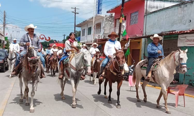 Realizan cabalgata en honor a San Mata Mateo en Paso de Ovejas