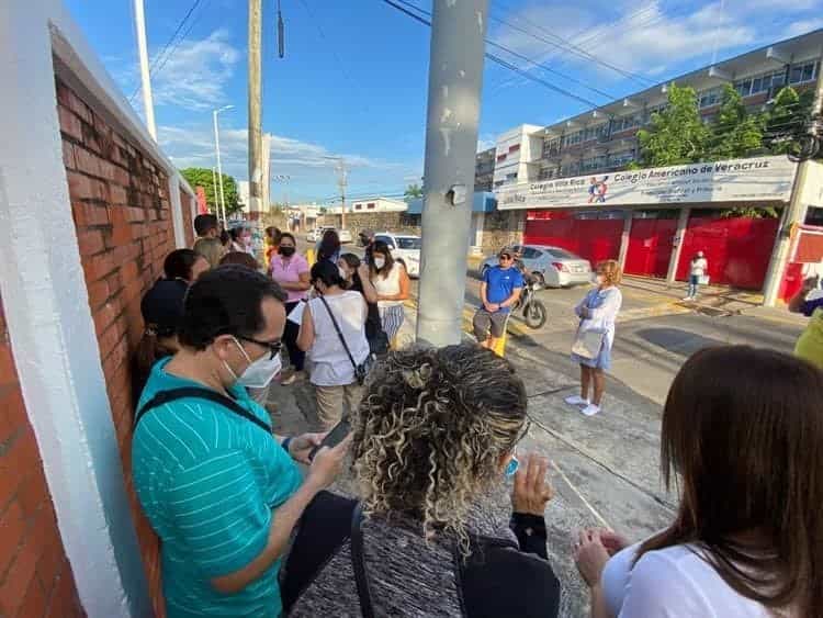 Edificios cimbraron al colapsar techo en colegio de Boca del Río: padres de familia