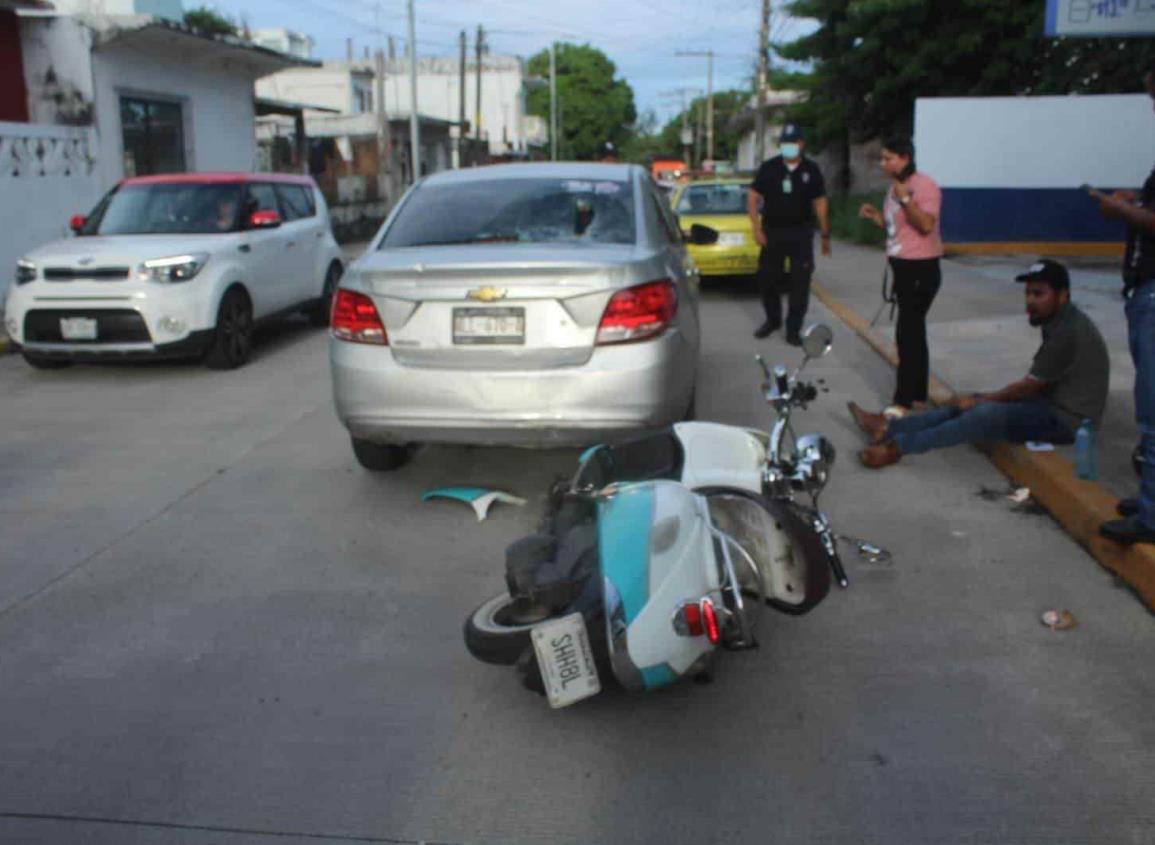 Motociclista choca por alcance en Veracruz; hay una persona lesionada