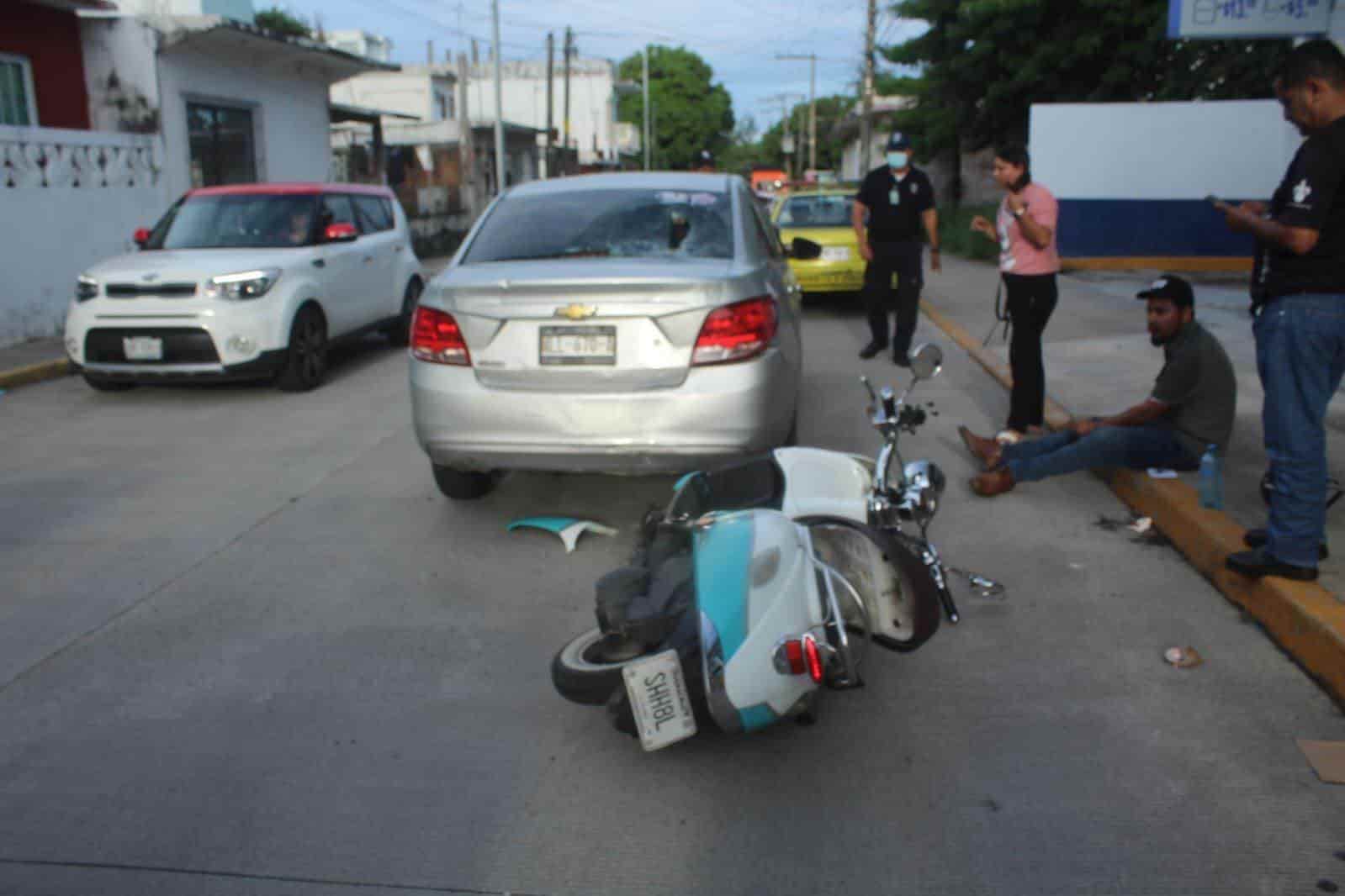 Motociclista choca por alcance en Veracruz; hay una persona lesionada