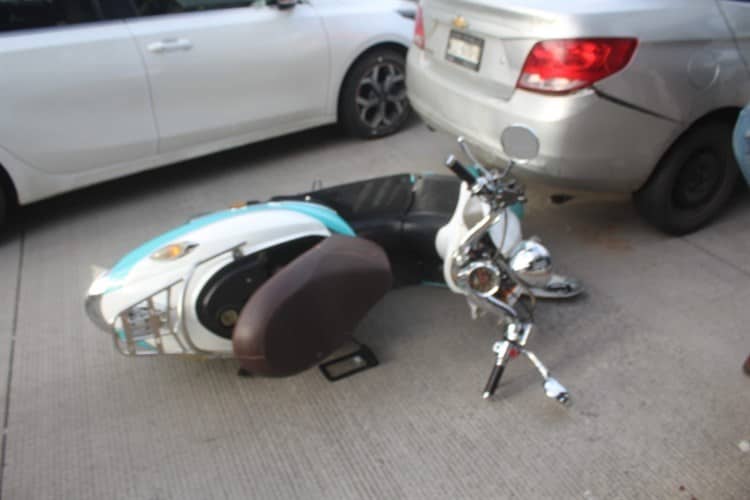 Motociclista choca por alcance en Veracruz; hay una persona lesionada