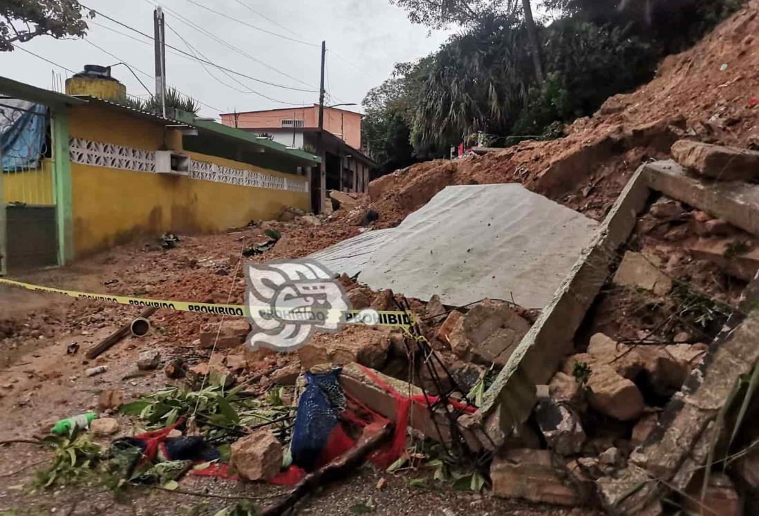 En Nanchital, se desgaja cerro y se desploma barda perimetral (+Video)